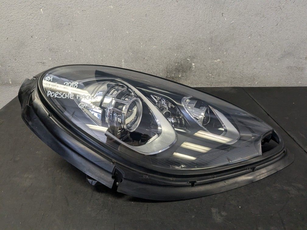 2015-2016-2017-2018 PORSCHE MACAN GTS RIGHT SIDE HEADLIGHT OEM