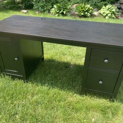 Black Desk