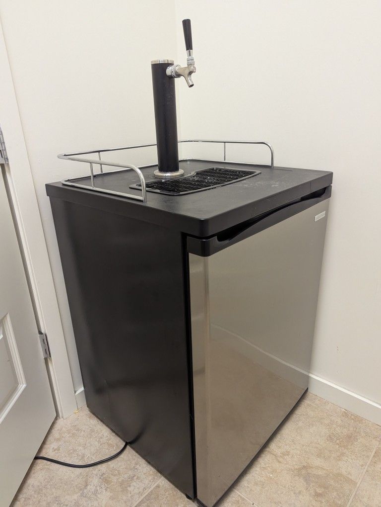 Insignia™ - 5.6 Cu. Ft. 1-Tap Beverage Cooler Kegerator - Stainless steel