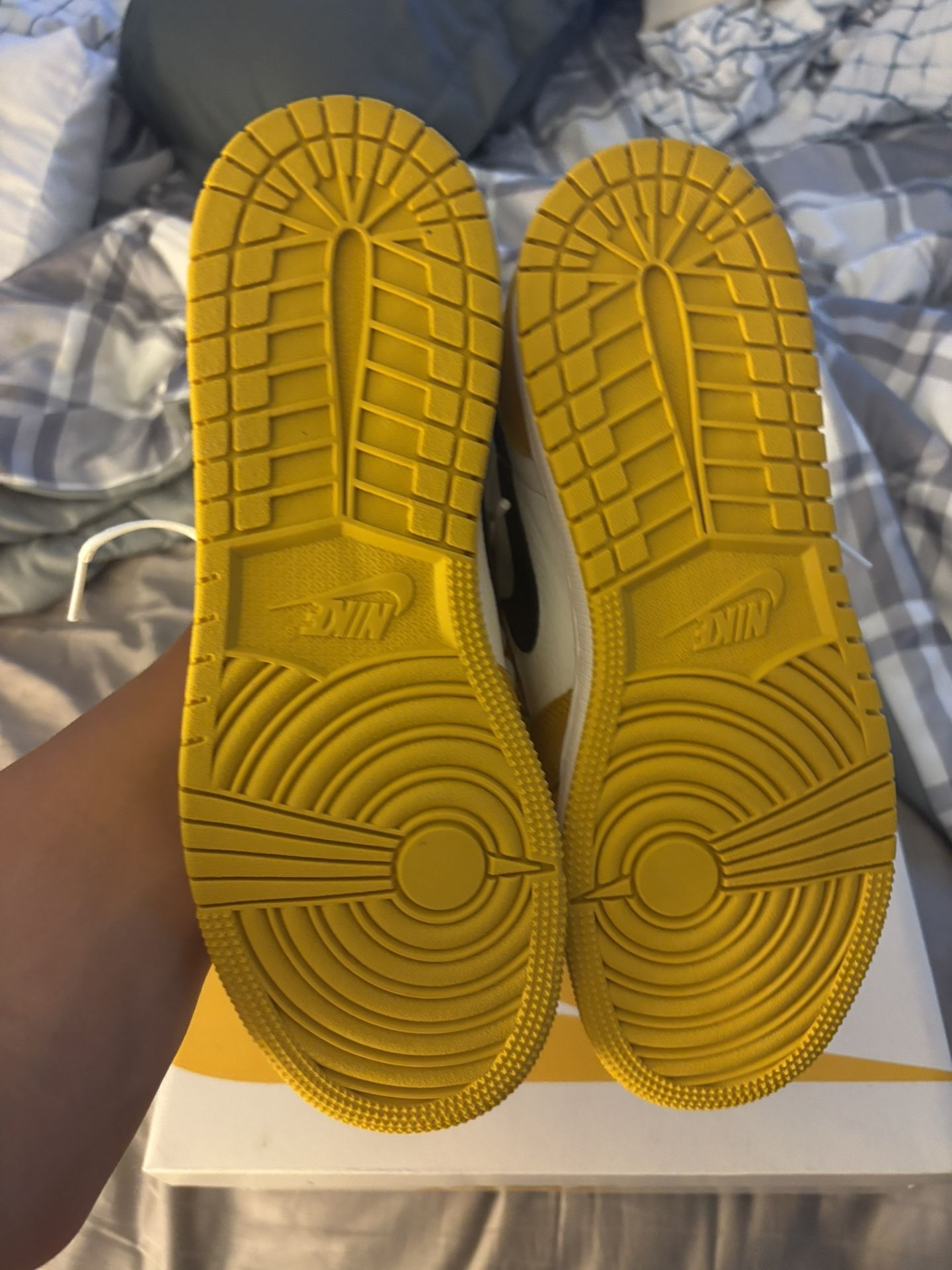Jordan 1’s black and yellow size 6 1/2