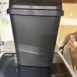 7.8 gallon trash can