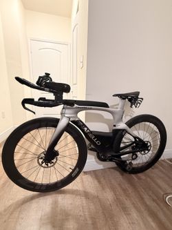 Pinarello Bolide TT/Triathlon Bike – XS (2024) – SRAM Force, Zipp 404 – $10,500