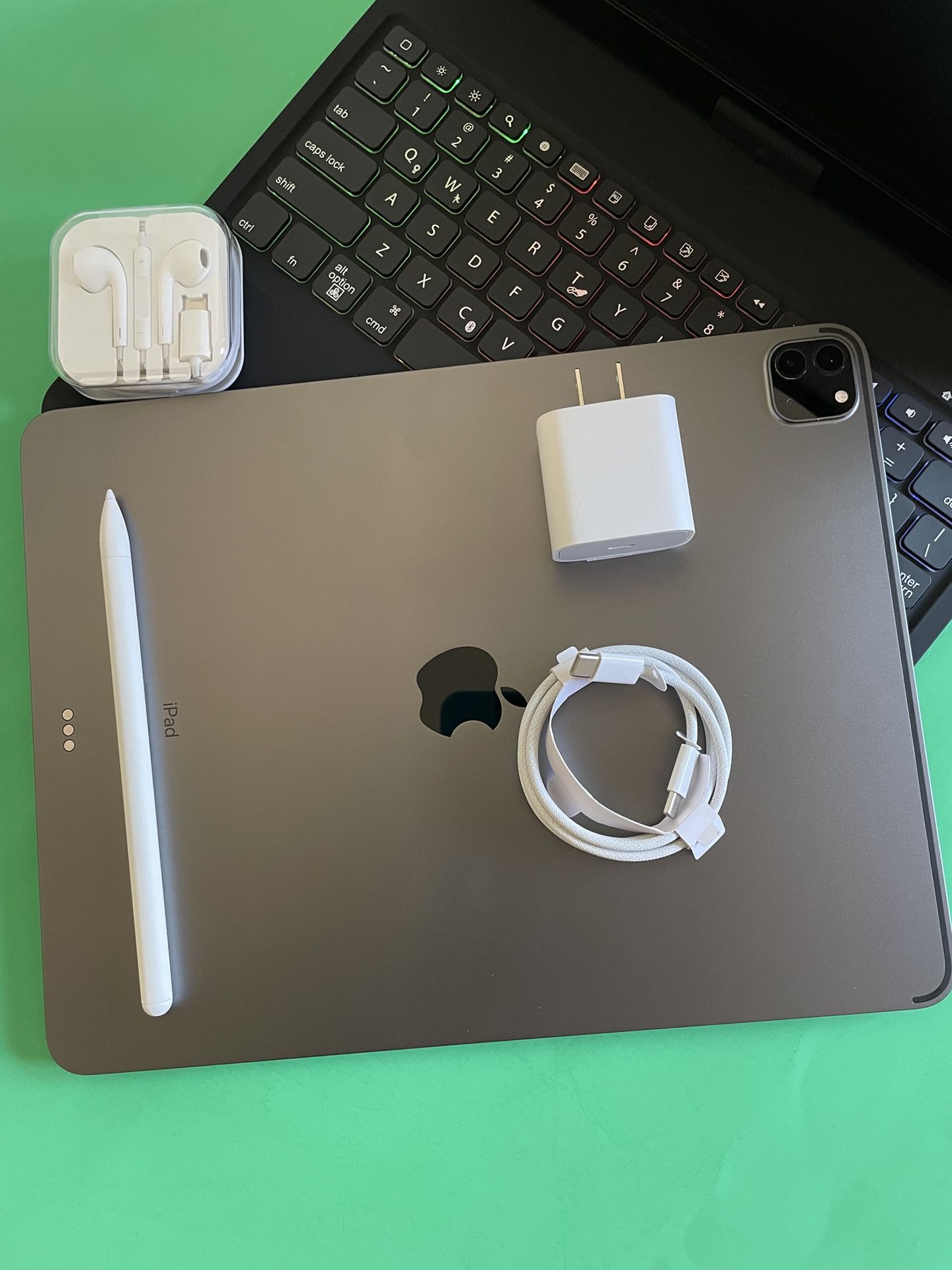 Apple IPad Pro 12.9” 4th Generation (2020 Model/ Face ID/Liquid Retina) 128GB with pen, keyboard case & Accessories
