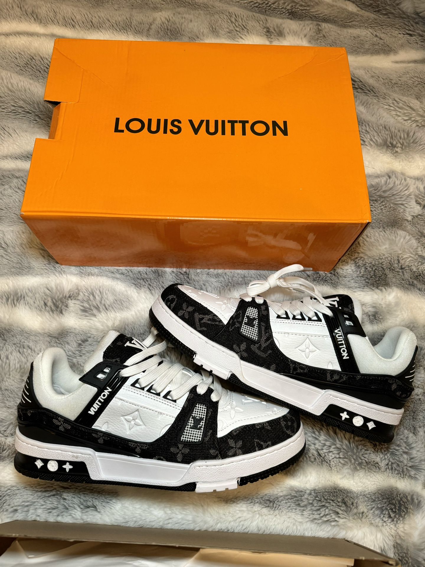 LV TRAINERS NEW DESIGNER SHOES SNEAKERS MEN STYLE• SIZE 42 EUROPE -USA  8.5  ⭐️⭐️⭐️⭐️⭐️