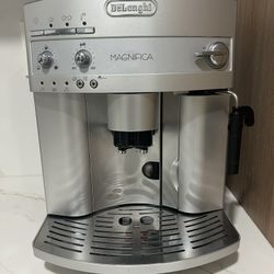 De'Longhi ESAM3300 Magnifica Super Automatic Espresso & Coffee Machine, Silver