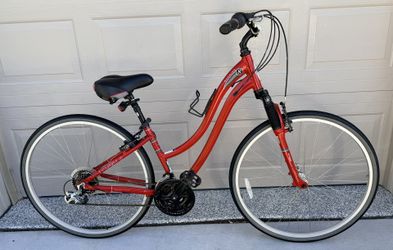 Red Schwinn Voyageur 21 hybrid bicycle - like new 