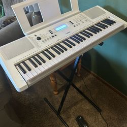 Yamaha EZ-300 Keyboard and excellent shape. Comes with keyboard, stand, music stand, sustain pedal, and power supply.  This is a great Keyboard for en