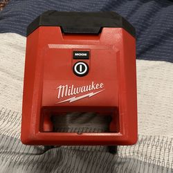 Milwaukee M18 ROVER Mounting Flood Light