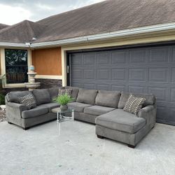  Beautiful grey sectional in great condition very comfortable and clean asking 700