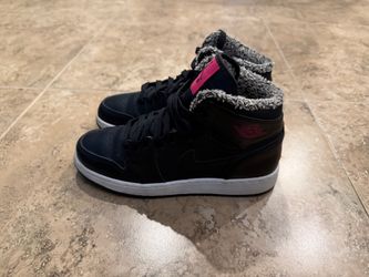 Air Jordan 1 Retro High Hyper Pink Fleece Size 6Y
