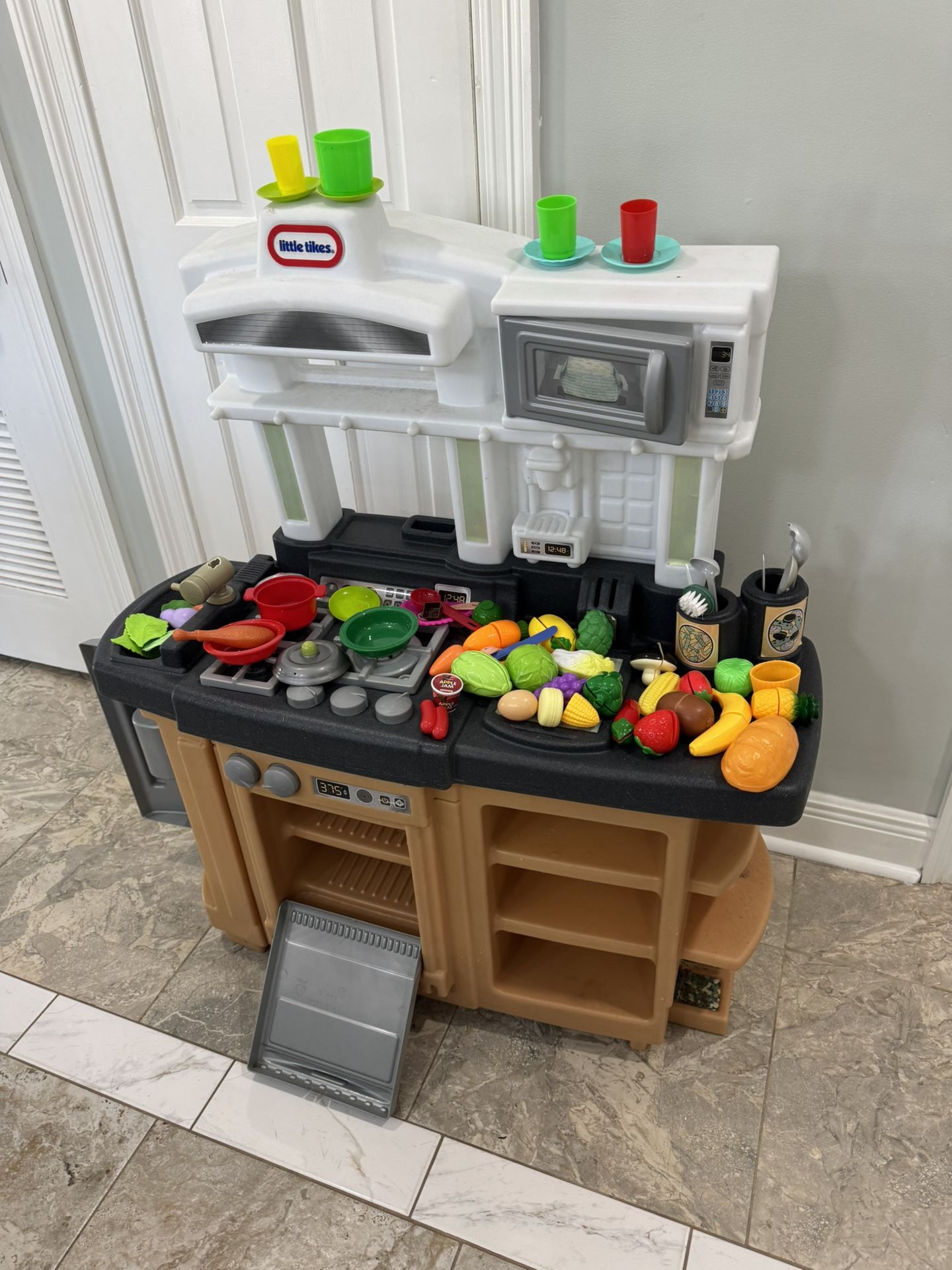 Little tikes kitchen play everything in the picture is included 