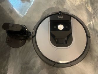 iRobot Roomba 960 Robot Vacuum Cleaner and Charger Working