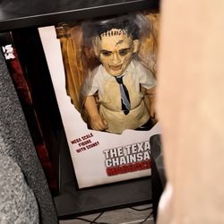 MEZCO MDS MEGA SCALE 15 INCH NEW IN BOX. SEALED LEATHERFACE TALKING