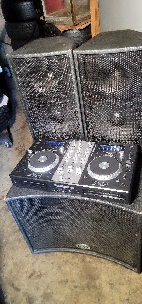 Dj en venta en buenas condiciones trae sus cables mixer con CD player