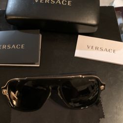 Versace Gold And Blk Keyhole Sunglasses With All Included