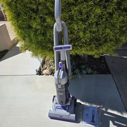 UPRIGHT VACUUM ( NEW COND.)