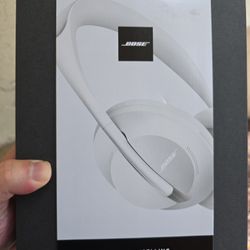 NEW IN BOX BOSE NOISE CANCELLING 700 