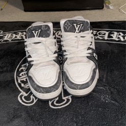 (SEND BEST OFFER) LV Trainers Black Size 9