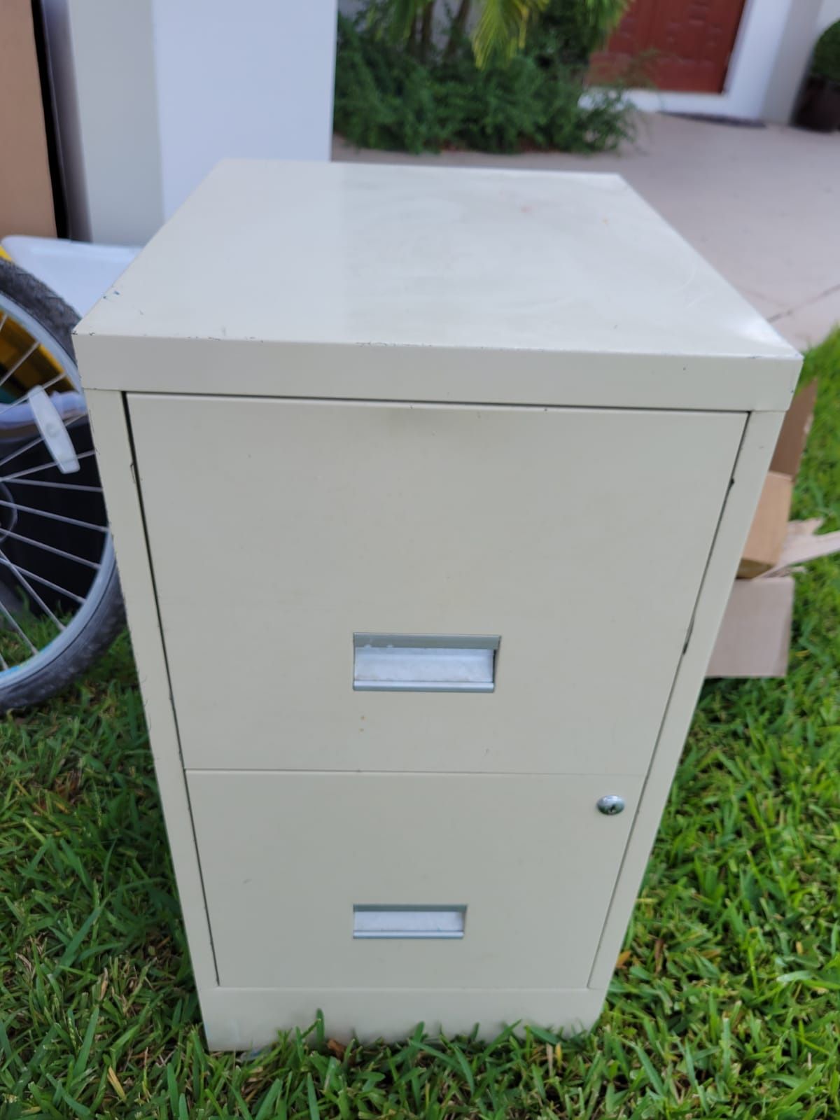 Metal file cabinet . Letter size . 2 drawers