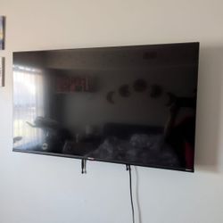 "43 TV.. Wall Mount Included.. $150 Obo!