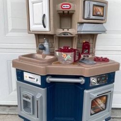 Play Kitchen Station Set for Kids (With Oven,Microwave and Sink) Brand: Little Tikes Height:39 inches 