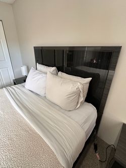 Queen bedroom set a/ Mattress , TV & Lamps