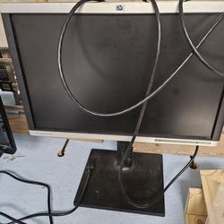HP 19 In Monitor w stand and wires