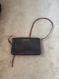Michael kors medium cross body double zipper. #michaelkors #crossbodybag