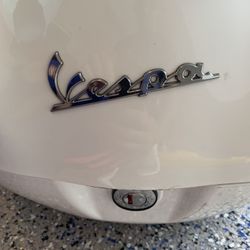 Vespa Primavera White Top Box w/ 2 Keys (Mint Condtion)