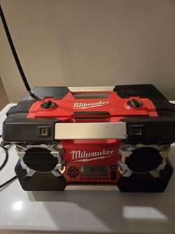 Milwaukee Jobsite Radio + battery charger