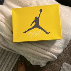 Air Jordan 4 Retro Lightning