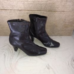 Women’s size 6.5 brown leather heel boots that zip up on the inside. They are in very good condition