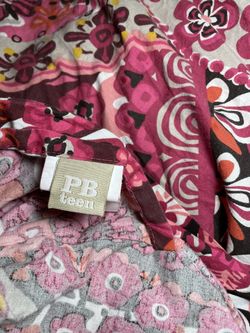 Pottery Barn Teen~PB TEEN~Duvet & 2 Shams~F/Q~Floral•Purple•Pink•Black•White~EC.  Button Closure ~ Has all Buttons  No rips holes or stains  Smoke and