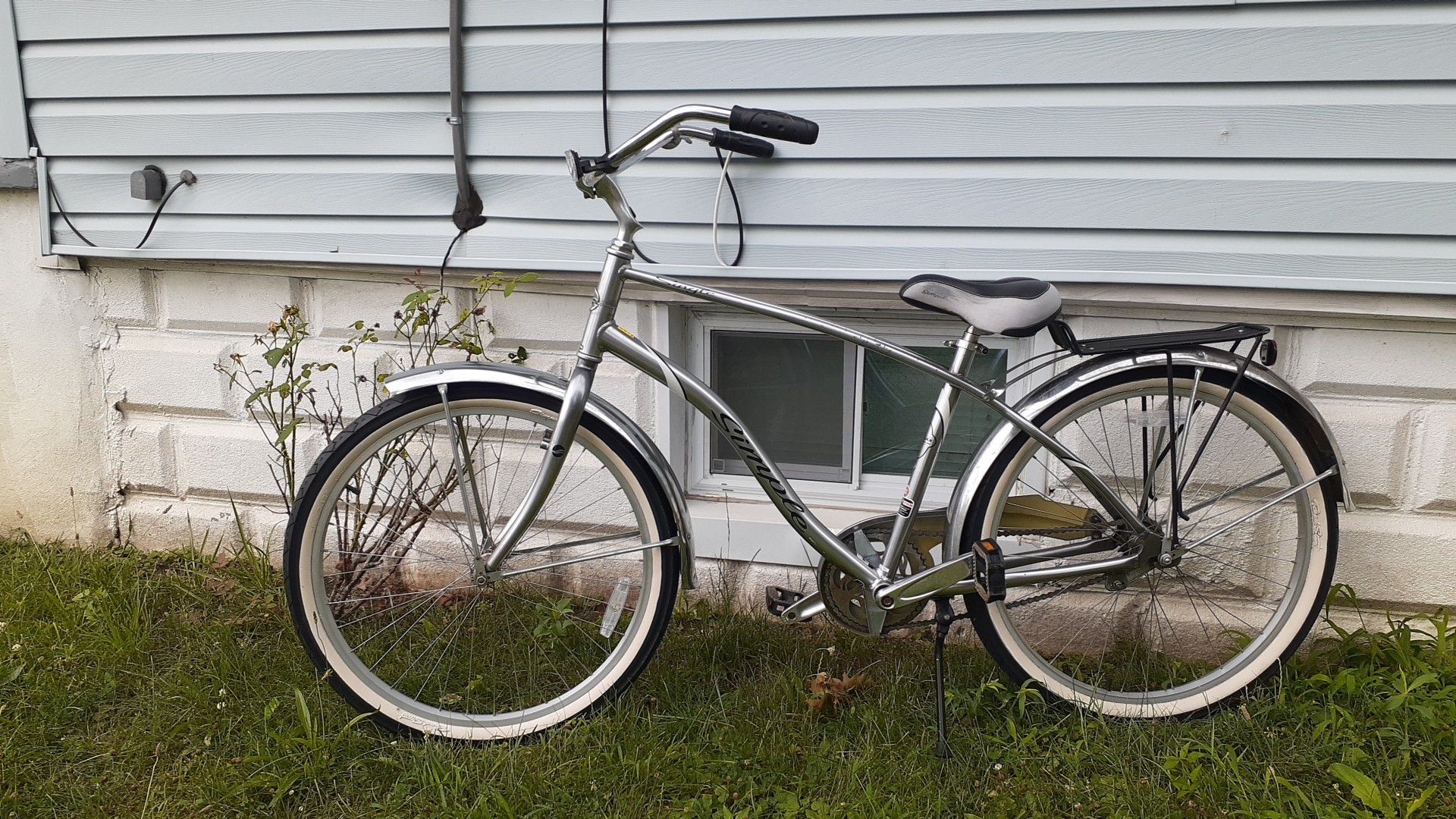 1 beach cruiser simple Giant and one mountain woman's bike route Rubicon Giant mountain bike both in good condition