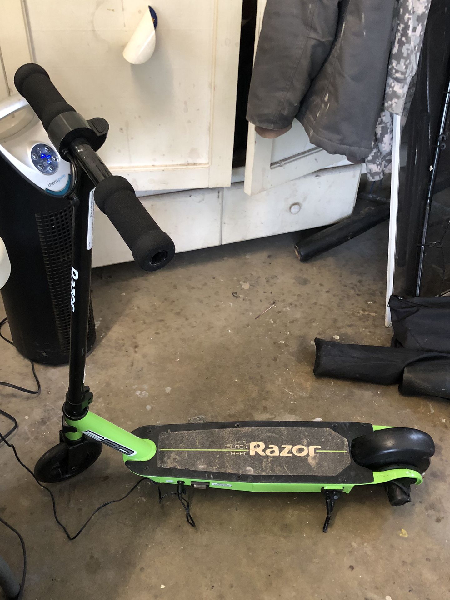 Razor E90 Electric Scooter With Charger for Kids 6+ Basically New