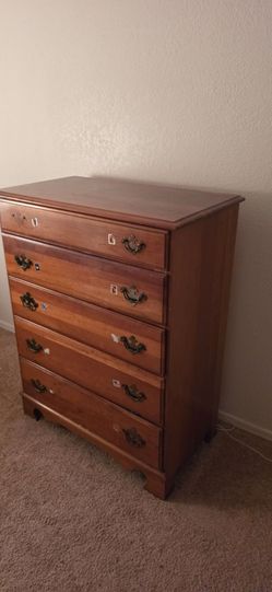 Traditional 5-Drawer Wood Dresser .32 x 18 x 48 in