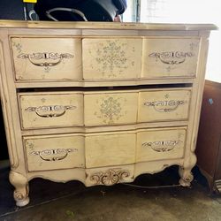 Beautiful Thomasville Dresser - Solid Wood, Great Flip Opportunity
