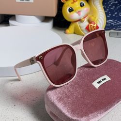 Women's pink sunglasses, fashionable and versatile.
