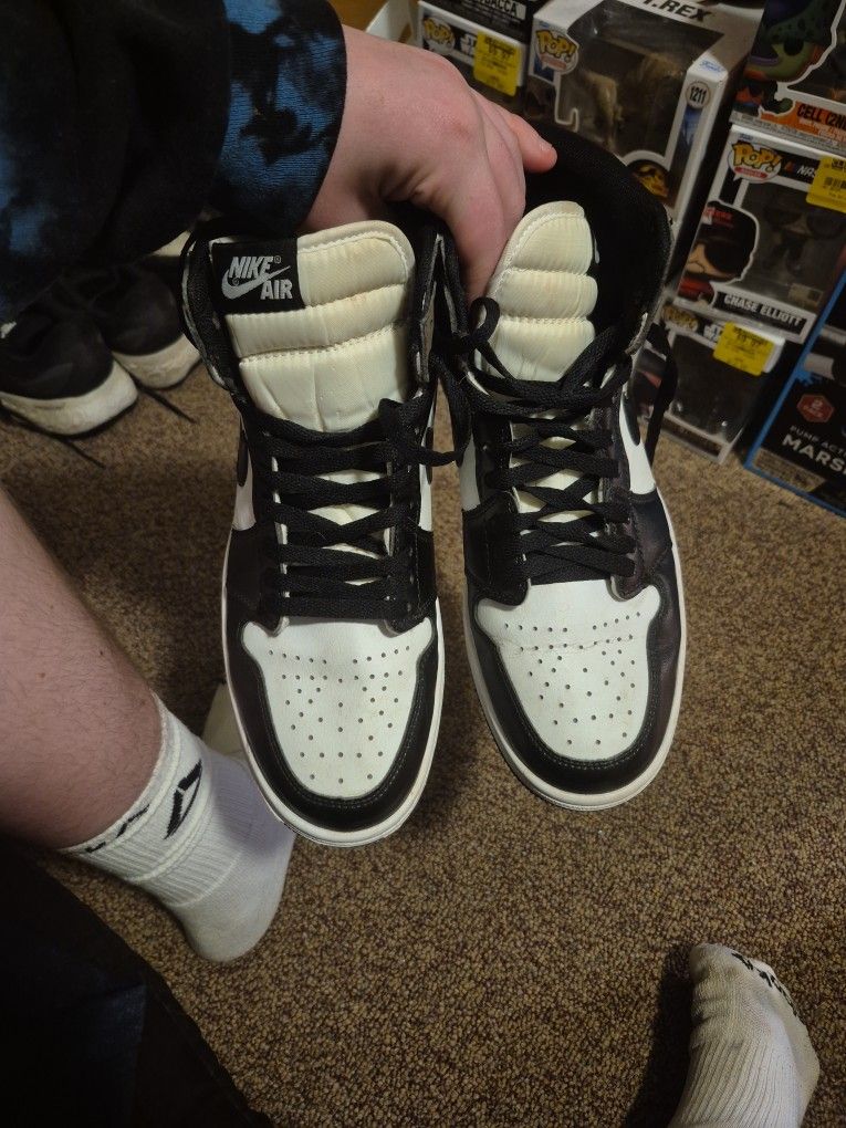 High-top Jordan 1s Retro Mocha OG