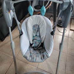 Graco Slim Spaces Compact Baby Swing