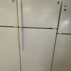GE TOP BOTTOM FRIDGE WHITE 