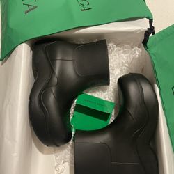 BOTTEGA VENETA PADDLE BOATS.