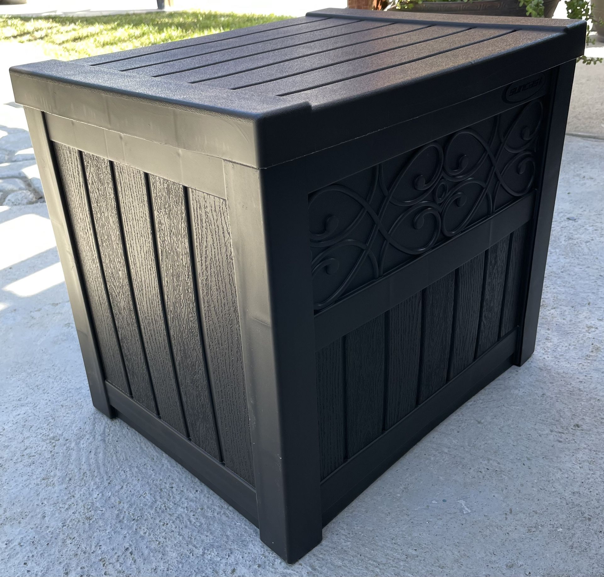 Suncast - 22 Gallon Outdoor Deck Box