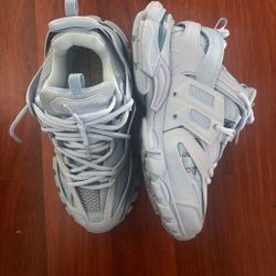 Balenciaga tracks size9 fit like a 8