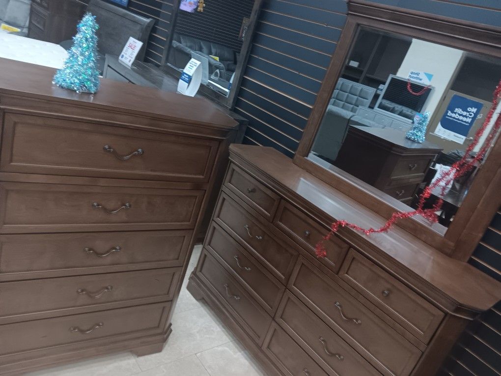 *Holiday Sale Event!!!*---Classic Sherry Wood Dresser/Chest Sets---Now $499!!!---Delivery And Financing😎