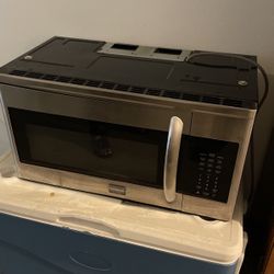 Large Kitchen Frigidaire Oven 