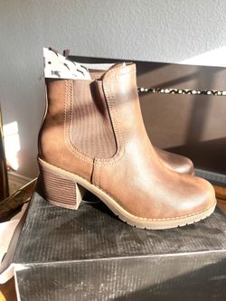 Women’s Boots Size 8.5 today! New Condition