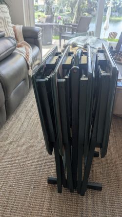 Tray Table Set 4 Wooden Trays + Stand Included Set 4 of foldable wooden side tables includes green paint for touch-ups if desired. Set de 4 mesas de m