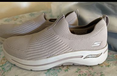 Sketchers GoWalk, Air-Cooled ArchFit, Women’s Taupe Color, Size 6