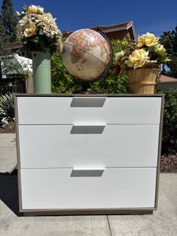 White Modern Dresser Chest of Drawers Furniture Good Condition